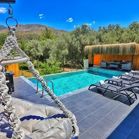 Villa Antalya Uezuemlue Boelgesinde Oezel Havuzlu *